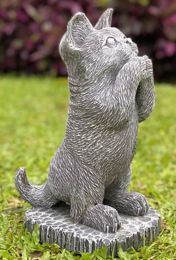 Artikelbild 1 des Artikels “Sammy , stehendes Kätzchen auf Sockel, 25 cm H | Steinguss “